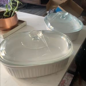 Two Corningware casserole dishes with lids